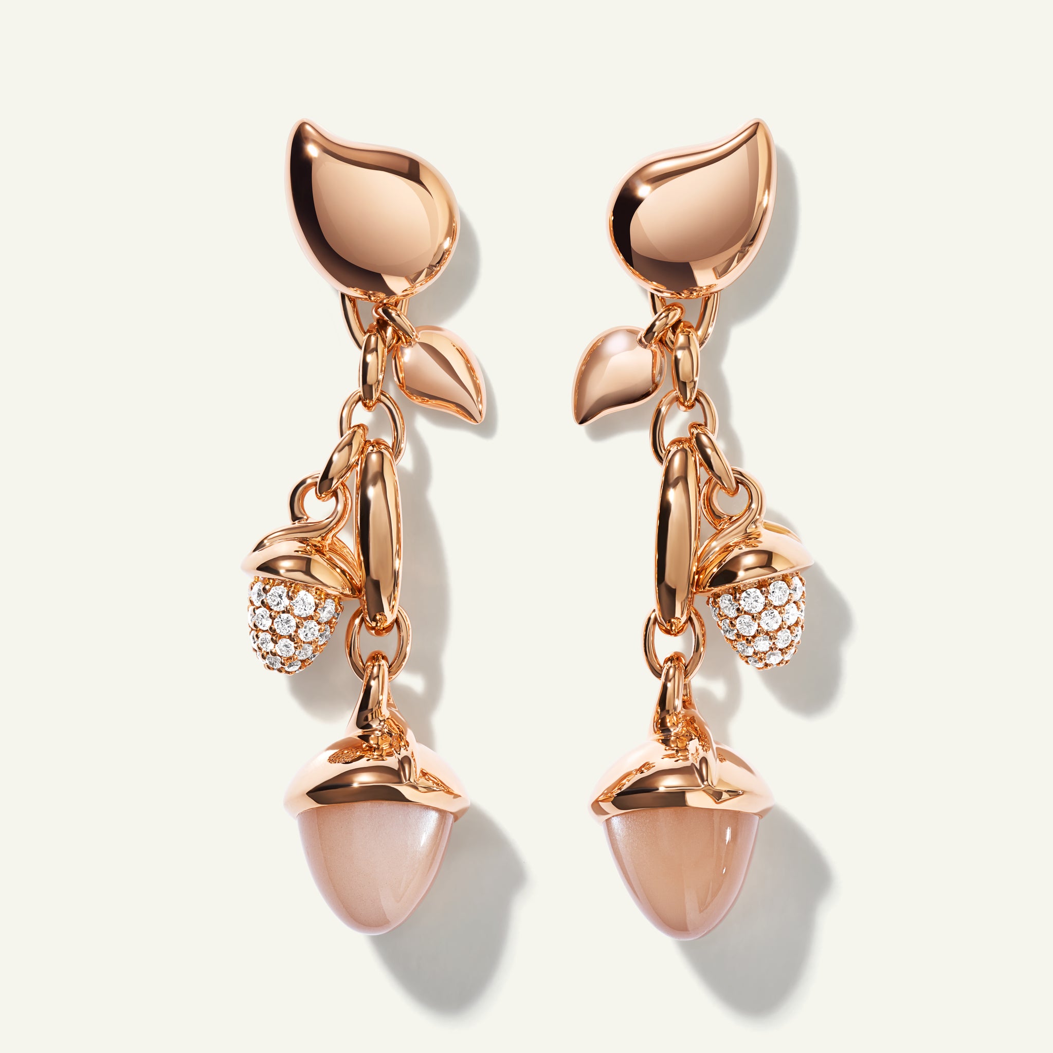 MIKADO Dangling 2 Acorn Ohrringe in 'Camel' mit Diamond Pavé