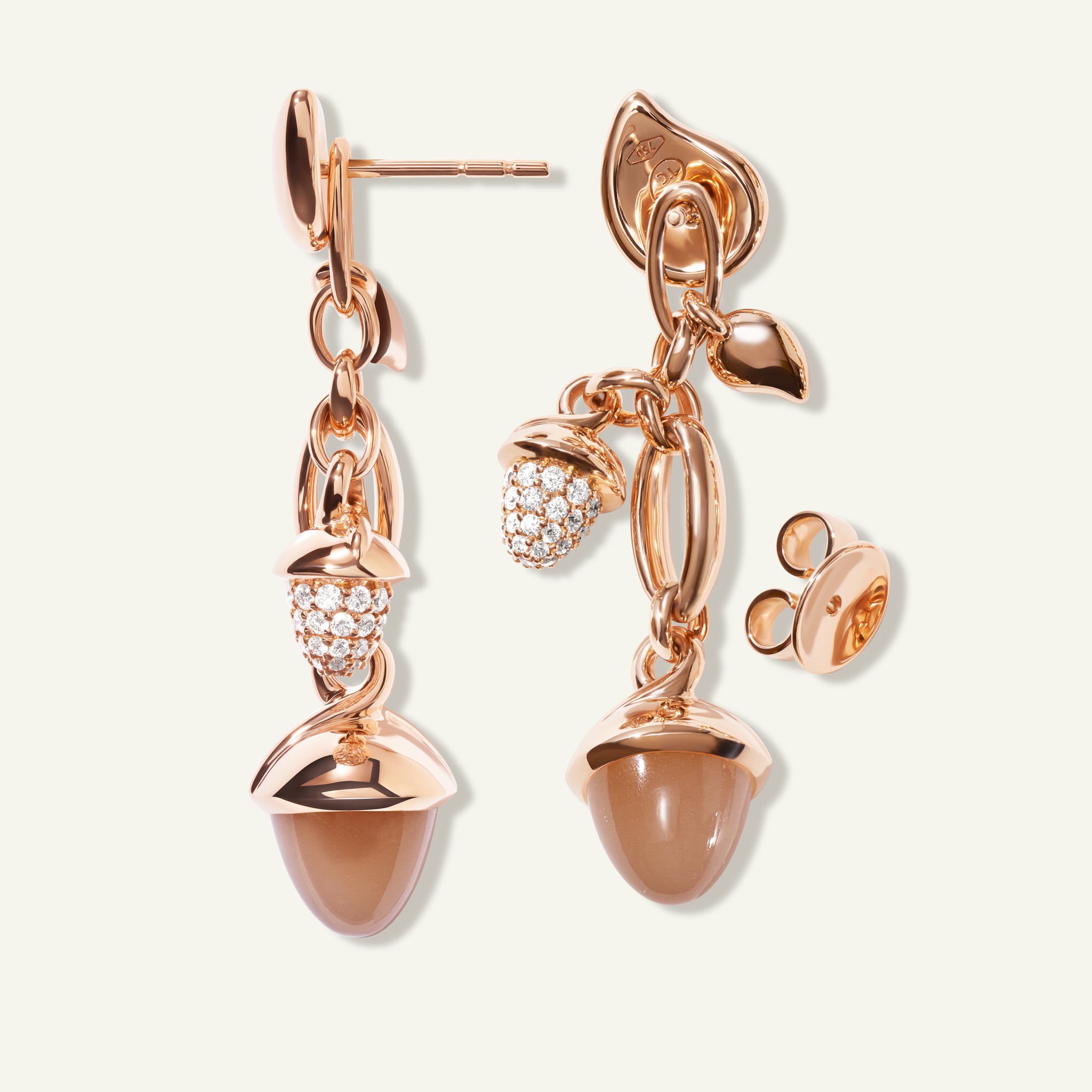 MIKADO Dangling 2 Acorn Ohrringe in 'Camel' mit Diamond Pavé