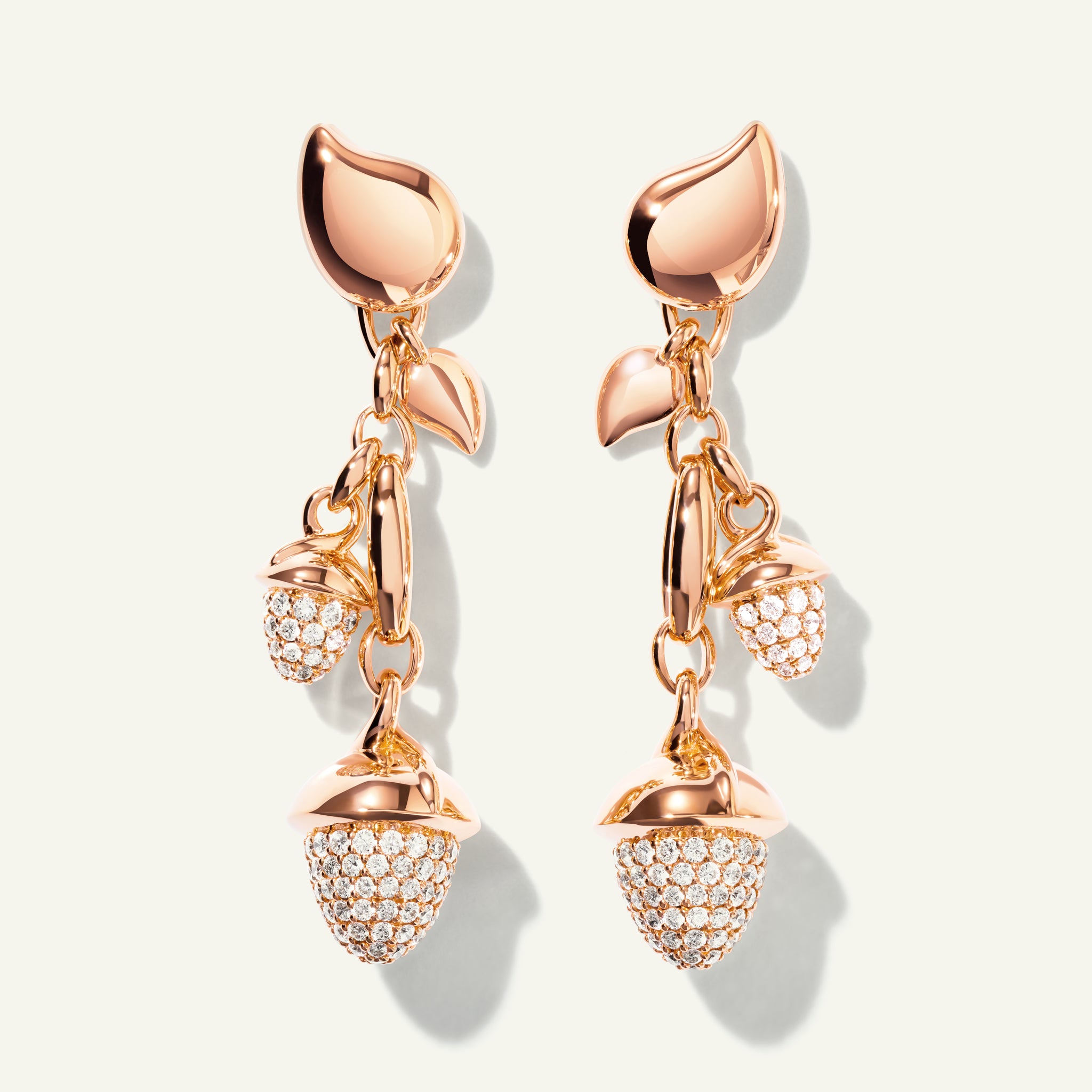 MIKADO Dangling 2 Acorn Ohrringe mit Diamant Pavé