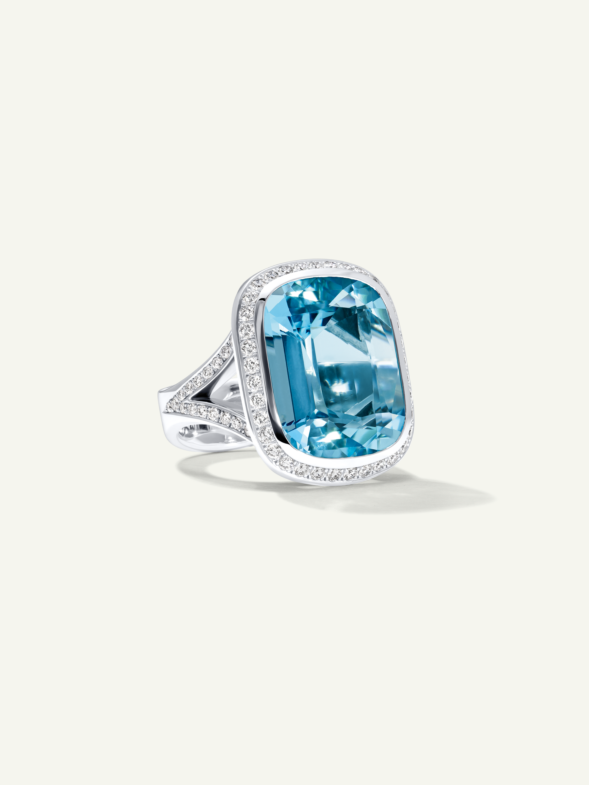 CUSHION Ring mit Aquamarin und Diamant Pavé