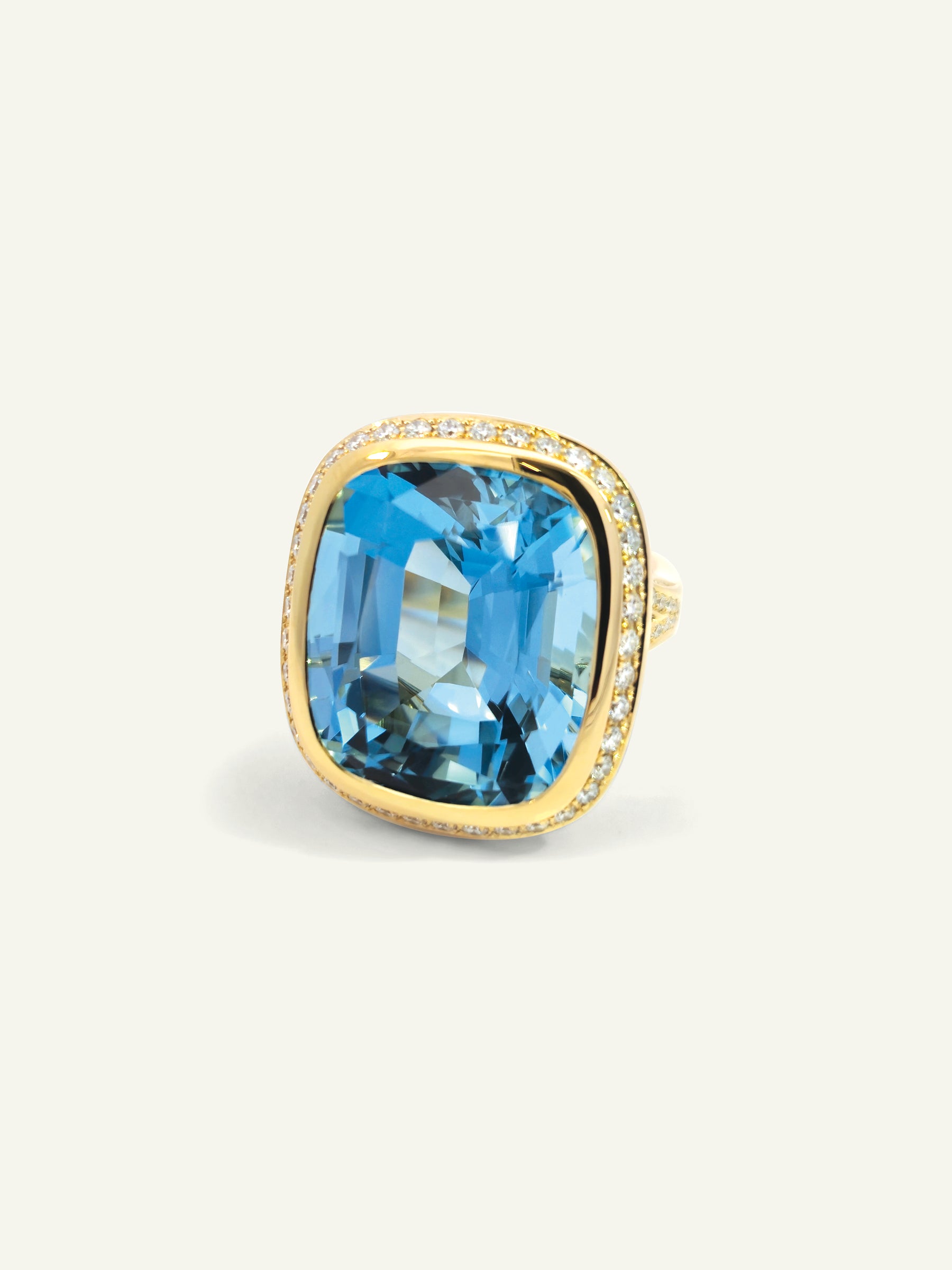 CUSHION Ring mit Aquamarin und Diamant Pavé