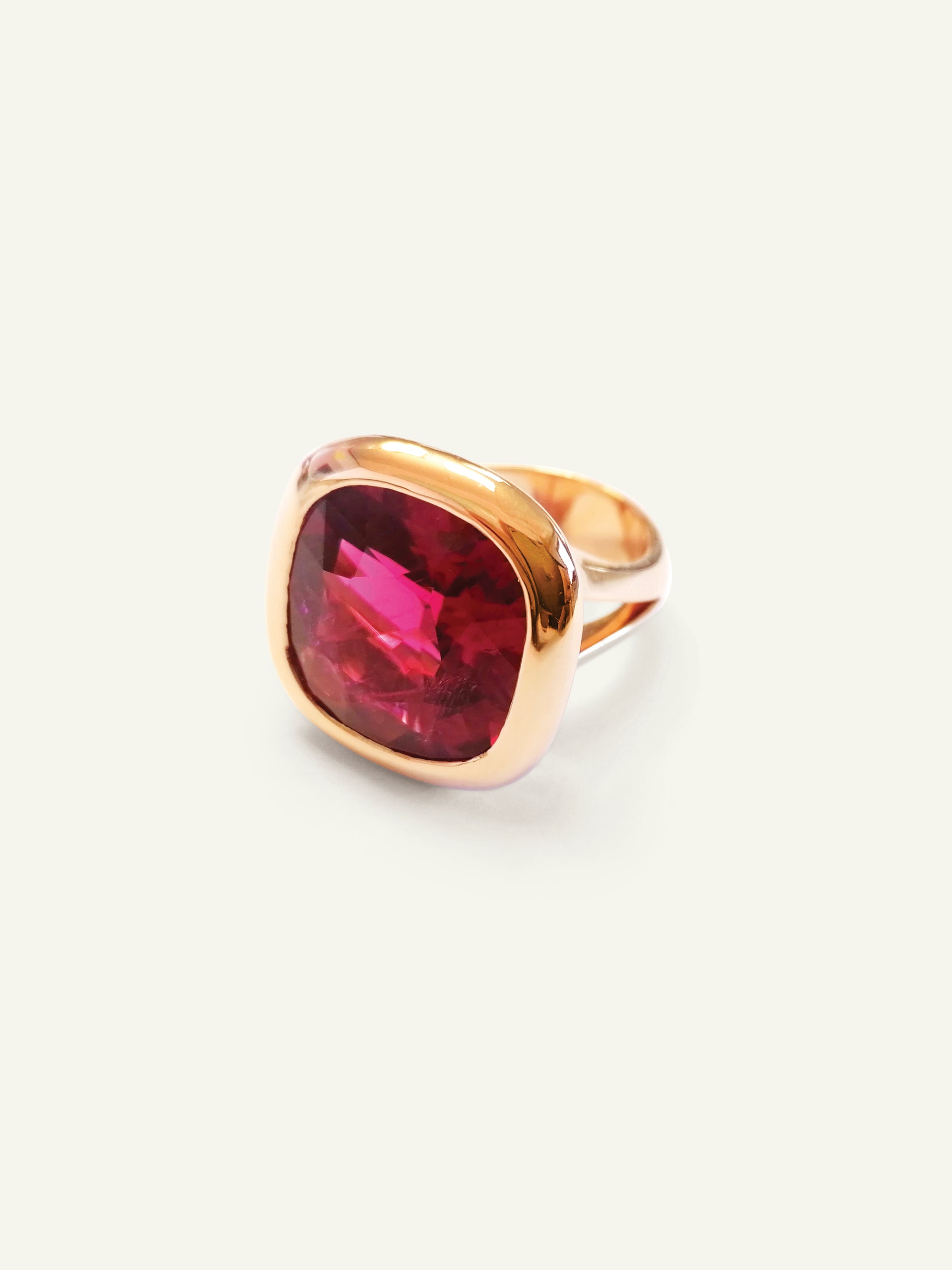 CUSHION Ring mit Rubellit