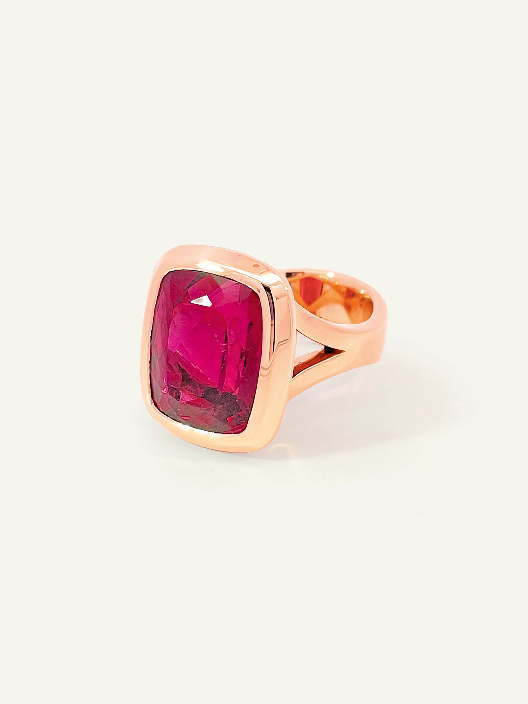 CUSHION Ring mit Rubellit