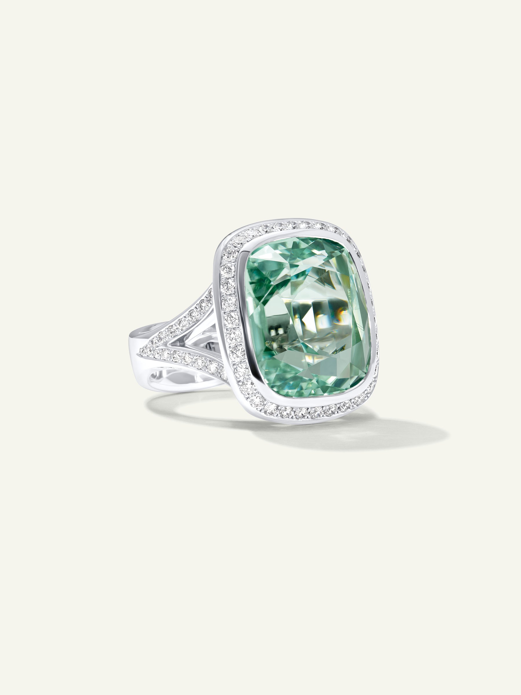 CUSHION Ring mit Mint Turmalin und Diamant Pavé